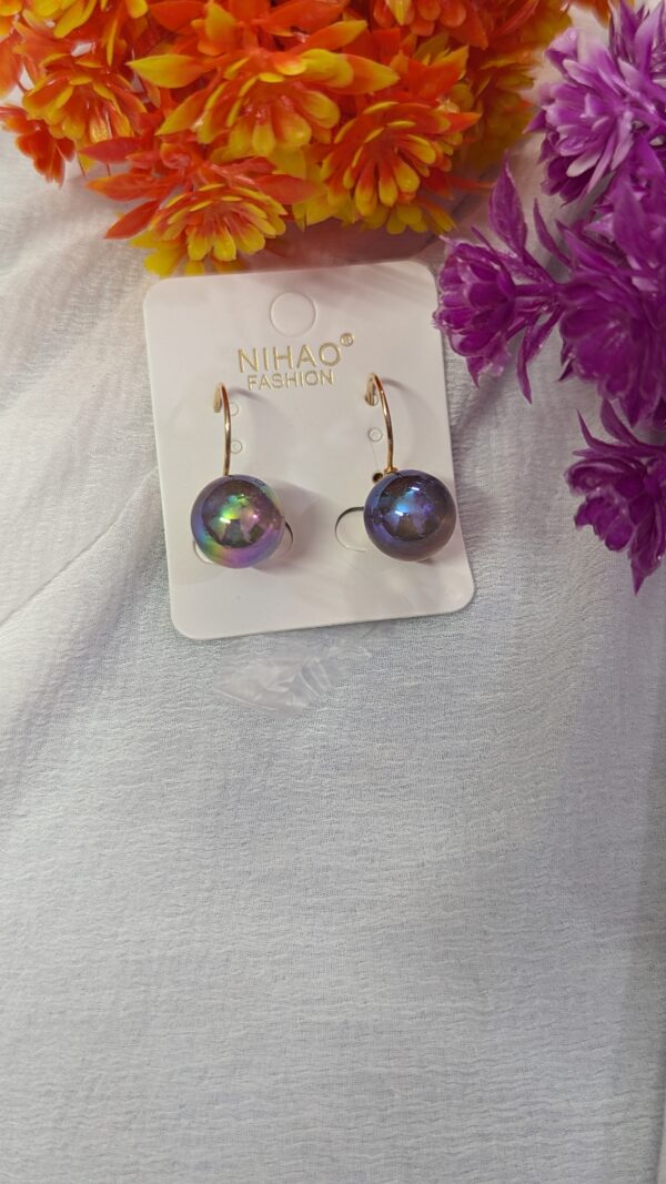 Dual color Pearl leverback earring