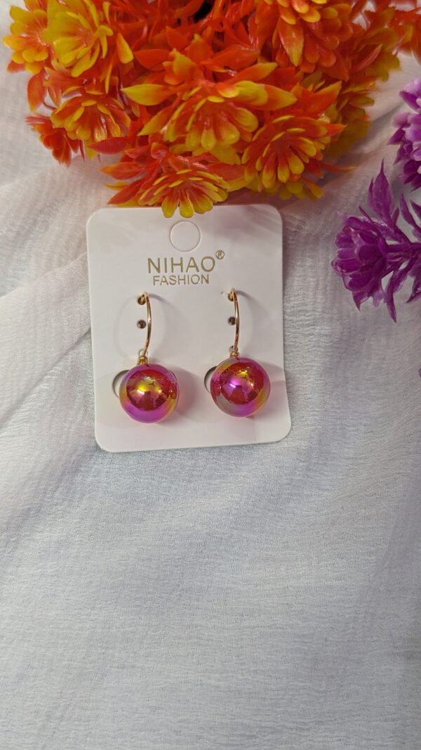 Dual color Pearl leverback earring