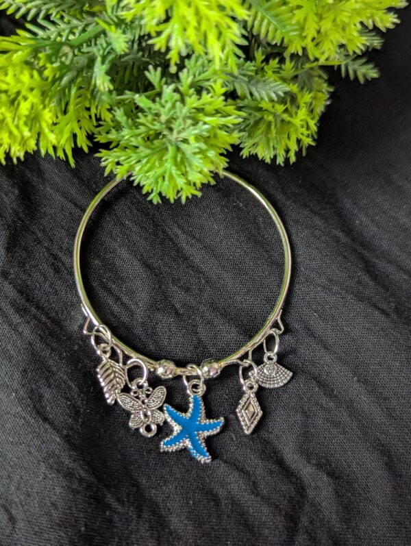 Adjustable charms bracelet