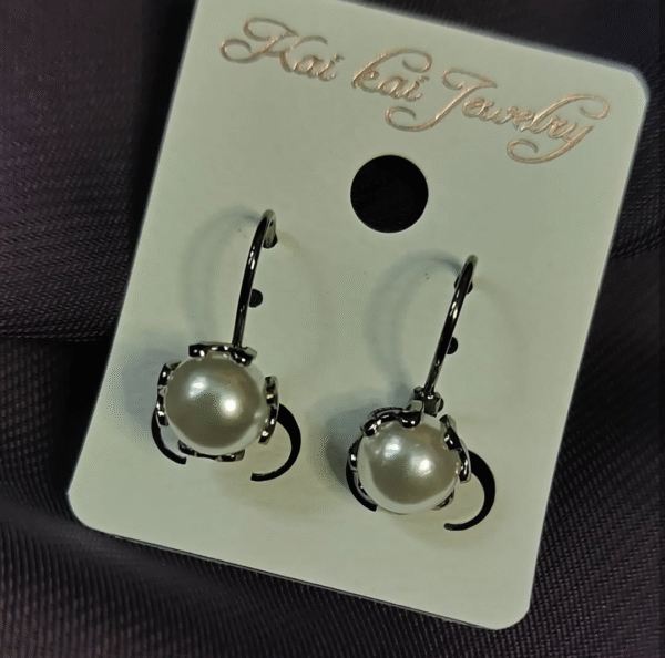Pearl Leverback Earrings_Black Metal