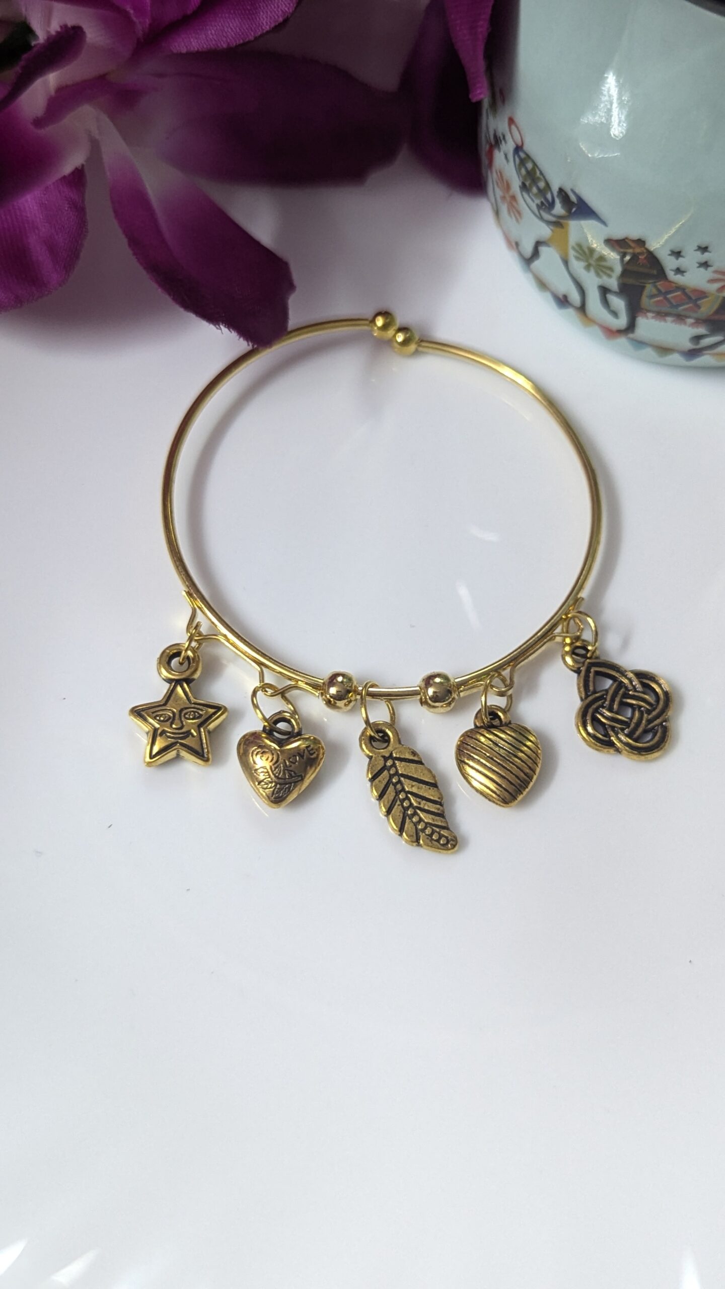 Adjustable charms bracelet