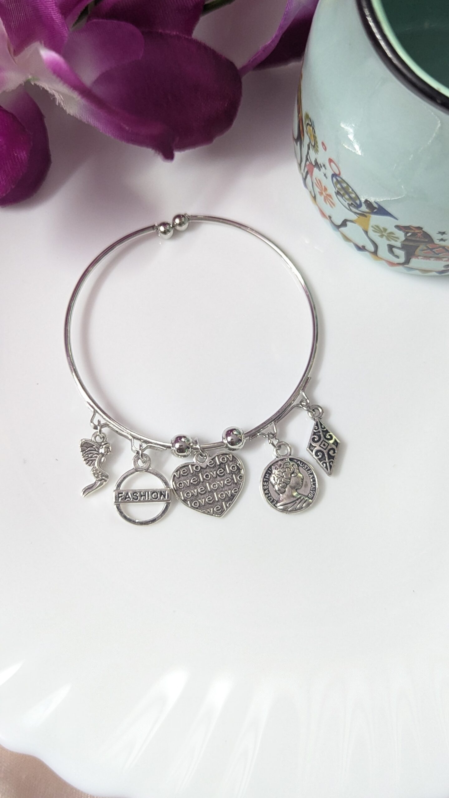 Adjustable charms bracelet