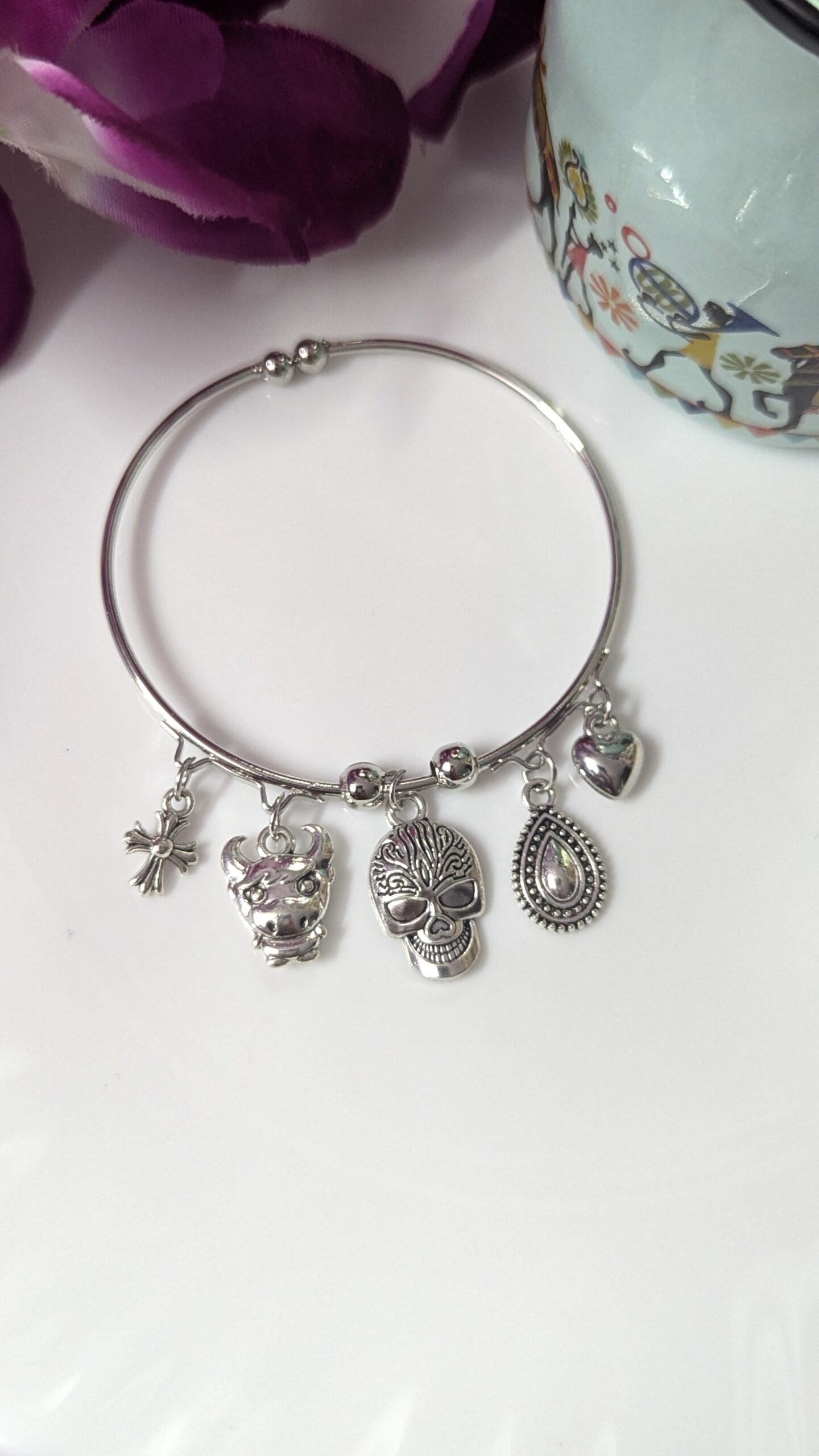 Adjustable charms bracelet