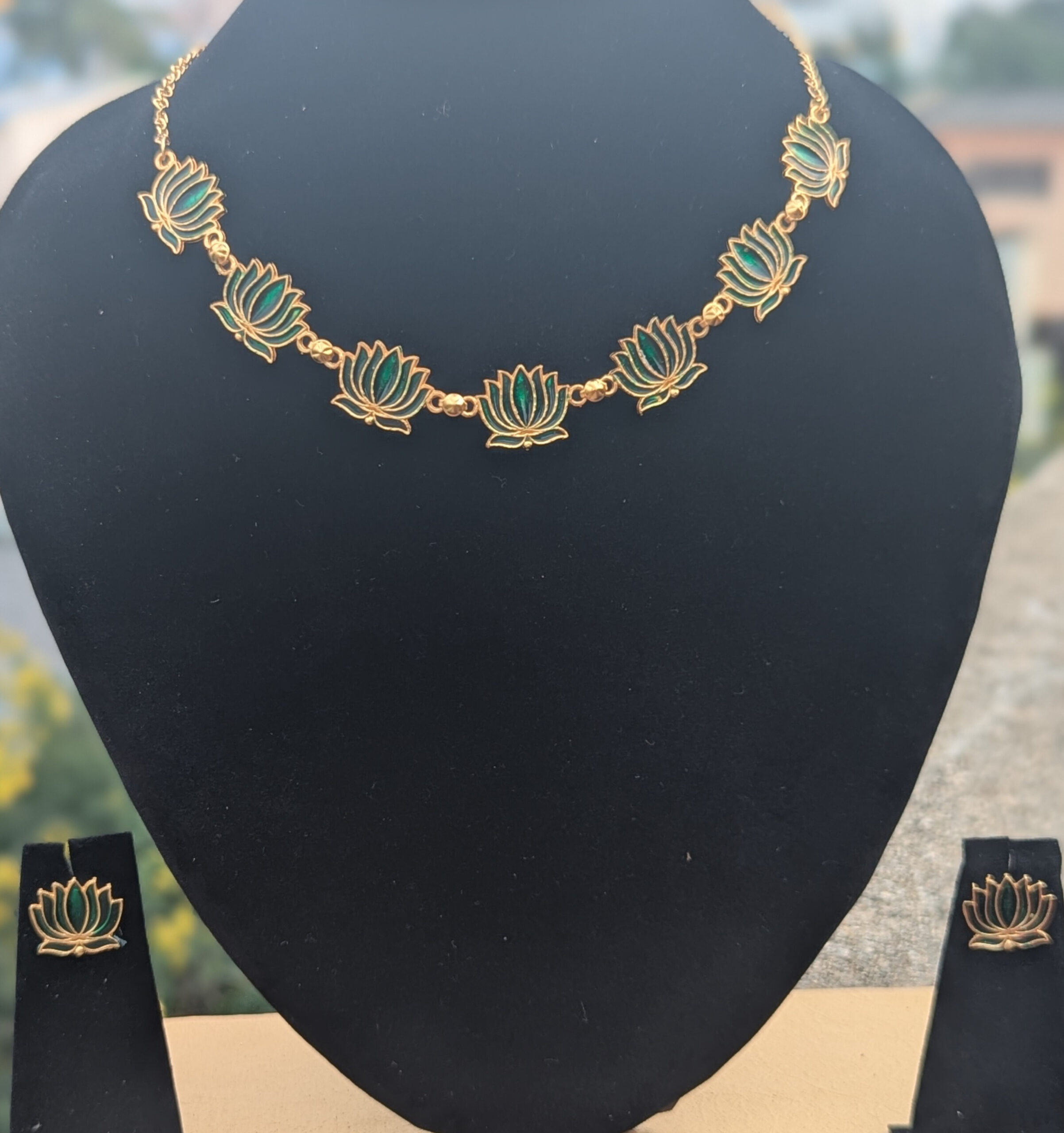 Lotus necklace with studs _Green