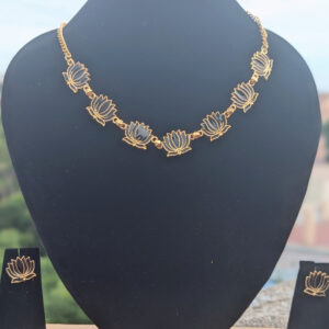 Lotus necklace with studs _Black