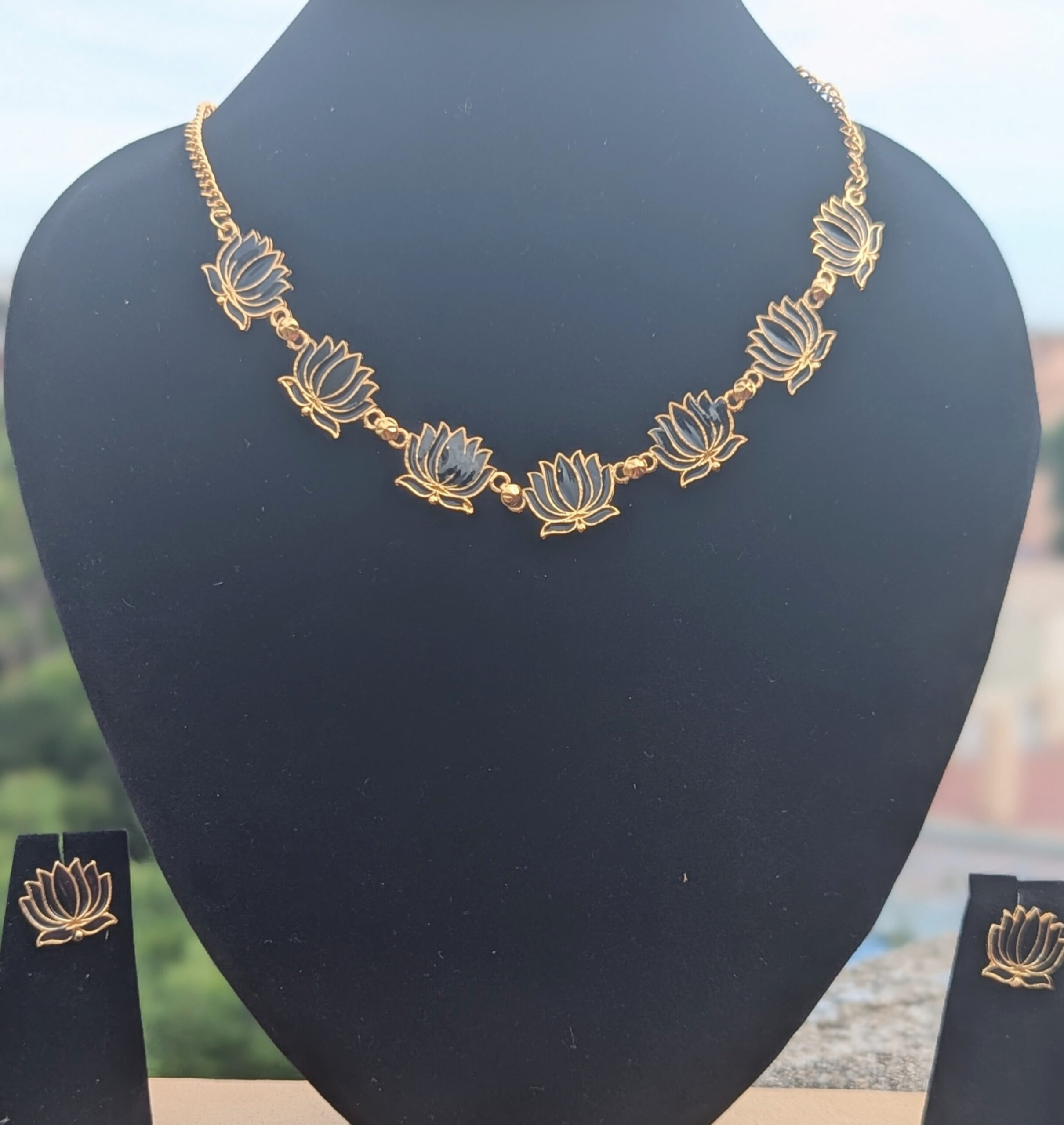 Lotus necklace with studs _Black